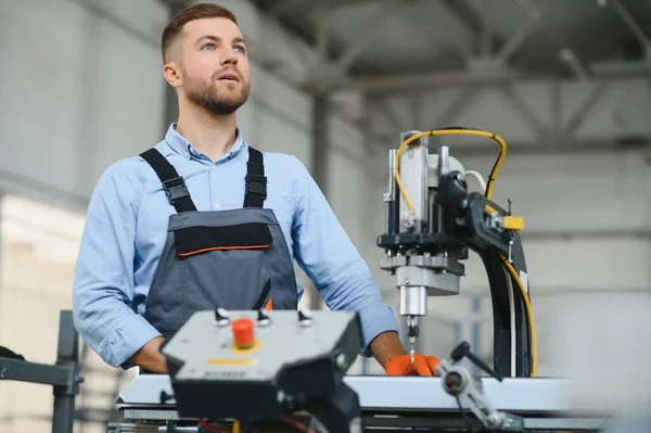 Mecânica Fábrica Masculina Engenheiro Uniformes Segurança Estão Trabalhando Máquinas Perfuração — Fotografia de Stock
