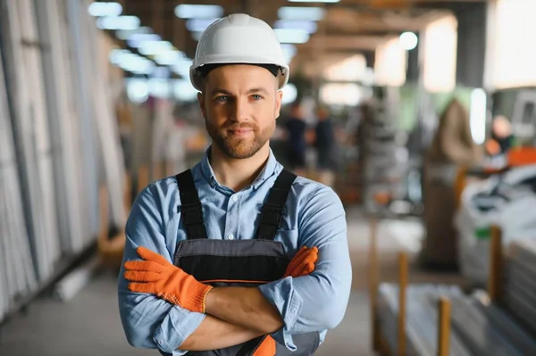 Portret Uśmiechniętego Pracownika Stojącego Przy Przemysłowej Maszynie Produkcyjnej — Zdjęcie stockowe