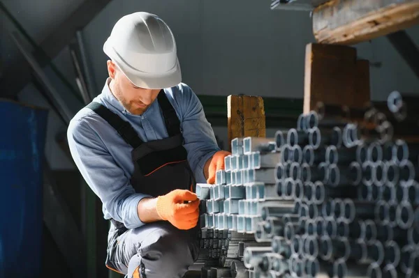 Mecânica Fábrica Masculina Engenheiro Uniformes Segurança Estão Trabalhando Máquinas Perfuração — Fotografia de Stock
