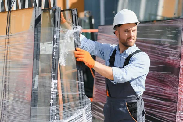 Lavoratori Trasferiscono Vetro Fabbrica Produzione Finestre Porte Alluminio Pvc — Foto Stock