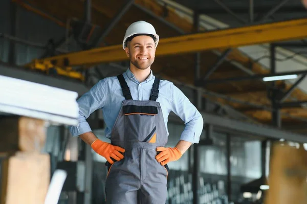 Fabrikarbeiter Mann Arbeitet Fließband — Stockfoto