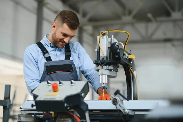 Προσωπογραφία Του Χαμογελαστού Εργαζομένου Που Στέκεται Δίπλα Στη Βιομηχανική Μηχανή — Φωτογραφία Αρχείου