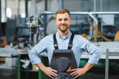 Alüminyum, PVC pencere ve kapı üretim fabrikası. PVC pencere ve kapılarını birleştiren el işçisi.