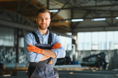 Fabrika işçisi. Üretim hattında çalışan adam.