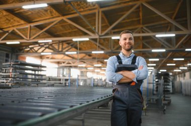 Alüminyum, PVC pencere ve kapı üretim fabrikası. PVC pencere ve kapılarını birleştiren el işçisi.