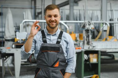 Fabrika işçisi. Üretim hattında çalışan adam.
