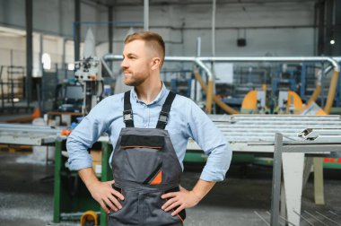 Alüminyum, PVC pencere ve kapı üretim fabrikası. PVC pencere ve kapılarını birleştiren el işçisi
