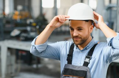 Alüminyum, PVC pencere ve kapı üretim fabrikası. PVC pencere ve kapılarını birleştiren el işçisi.