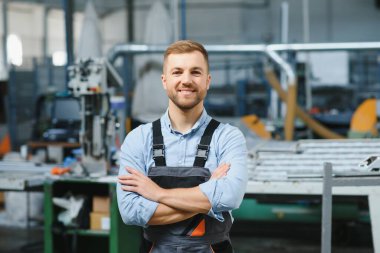 Fabrika işçisinin portresi. Genç yakışıklı fabrika işçisi