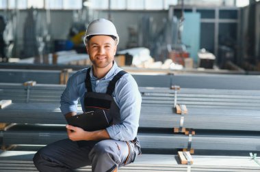 Fabrika işçisinin portresi. Genç yakışıklı fabrika işçisi