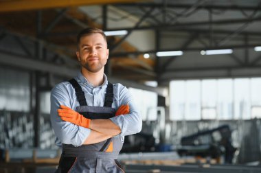 Profesyonel kumaş işçisi. Metal işleme tesisi. Metal profil deposunda çalışan bir işçi.