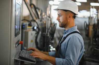 Akıllı fabrika işçisi ya da mühendis imalat atölyesinde makine işi yapıyor. Endüstri ve mühendislik kavramı