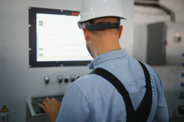 Fabrika işçisi. Üretim hattında çalışan adam.