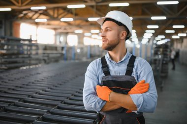 Fabrika işçisinin portresi. Genç yakışıklı fabrika işçisi