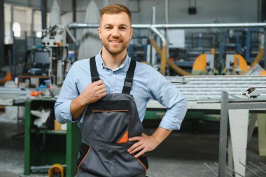 Fabrika işçisi. Üretim hattında çalışan adam.