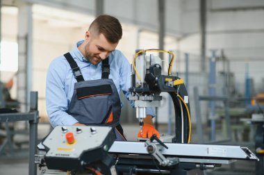 Alüminyum ve PVC profilleri kesen el işi işçisi. İmalat işleri. Seçici odaklanma. Alüminyum ve PVC pencere ve kapı üretim fabrikası