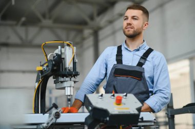 Alüminyum ve PVC profilleri kesen el işi işçisi. İmalat işleri. Seçici odaklanma. Alüminyum ve PVC pencere ve kapı üretim fabrikası