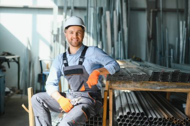 Fabrika işçisinin portresi. Genç yakışıklı fabrika işçisi