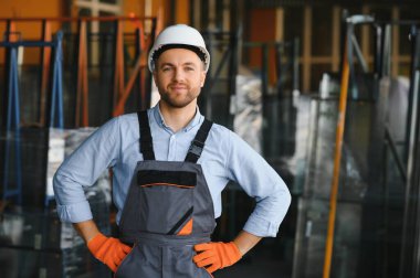 Operatör Emanet şapka Denetim Masası arkasında bir fabrika.