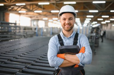 Fabrika işçisi. Üretim hattında çalışan adam.