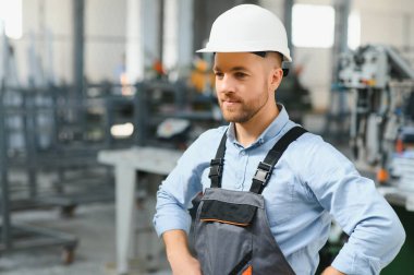 Alüminyum ve PVC profilleri kesen el işi işçisi. İmalat işleri. Seçici odaklanma. Alüminyum ve PVC pencere ve kapı üretim fabrikası
