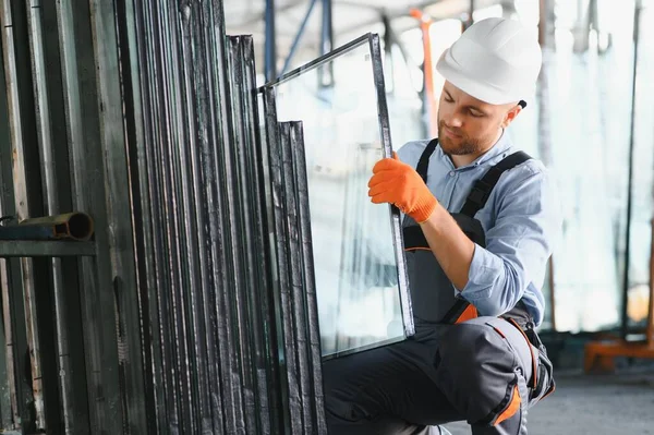铝及Pvc门窗生产厂家 装配聚氯乙烯门窗的体力劳动者 — 图库照片