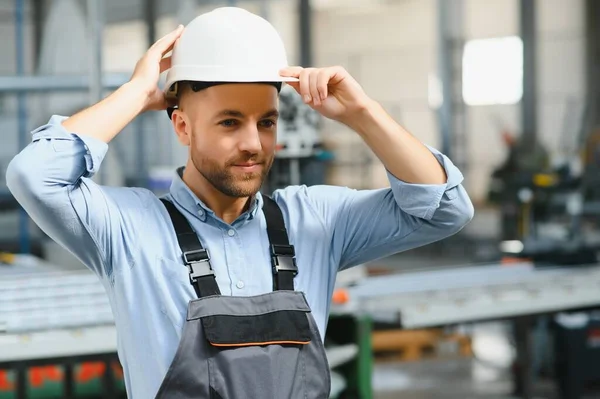 Porträtt Fabriksarbetare Skyddande Uniform Och Hatt Stående Vid Industrimaskin Vid — Stockfoto
