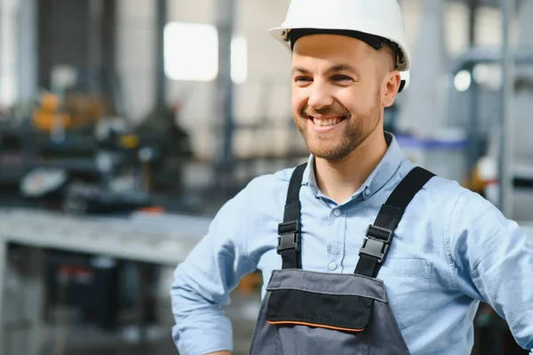 Fabrieksarbeider Man Werkzaam Productielijn — Stockfoto