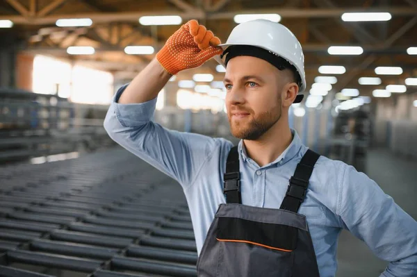 Fabrikarbeiter Mann Arbeitet Fließband — Stockfoto