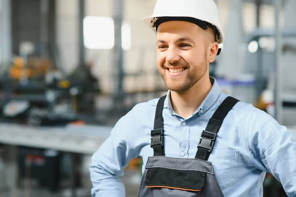 Potret Pekerja Tersenyum Berdiri Oleh Mesin Produksi Industri — Stok Foto