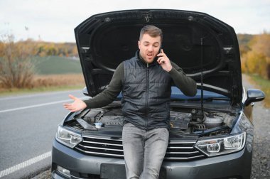 Araba yolda bozuldu, adamın biri acil servisi, çekici çağırmış.