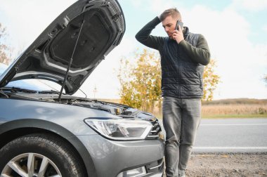 Yakışıklı genç adam yol kenarında arabası arızalanmış ve yardım istiyor..