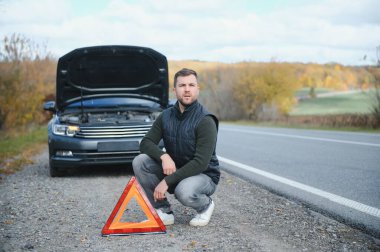 yakışıklı genç adam arabasıyla kenarına tarafından ayrılmış.