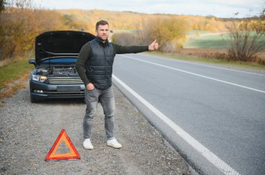 yakışıklı genç adam arabasıyla kenarına tarafından ayrılmış.