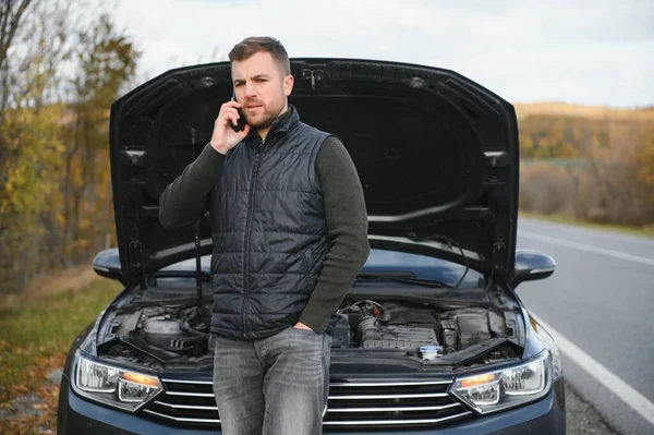 Ein Mann Ruft Eine Telefonnummer Mit Einem Mechaniker Sprechen Das — Stockfoto