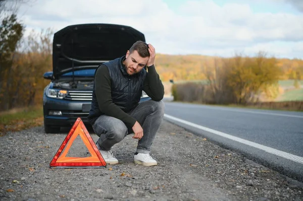 Seorang Pemuda Dengan Mobil Hitam Yang Mogok Jalan Menyalin Ruang — Stok Foto