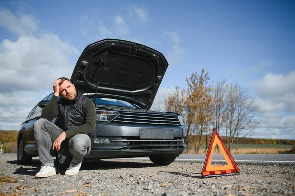 Seorang Pria Merasa Stres Karena Mobilnya Mogok — Stok Foto