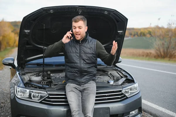Seorang Pria Merasa Stres Karena Mobilnya Mogok — Stok Foto