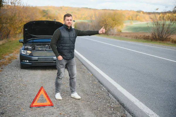 Pemuda Tampan Dengan Mobilnya Mogok Pinggir Jalan — Stok Foto