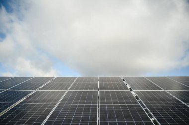 Güneş paneli, fotovoltaik, alternatif elektrik kaynağı - seçici odak, kopyalama alanı.