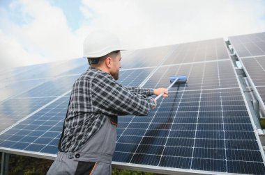 Güneş enerjisi santrali teknisyenlerinin endüstriyel sektördeki iş tanımında iş tanımına uygun enerji üreten teknisyenler..