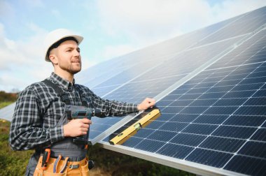 Dışarıda güneş panelleri kuran işçiler.