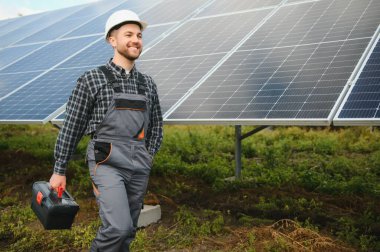 Dışarıda güneş panelleri kuran işçiler.