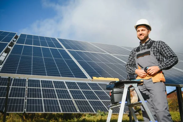 Mężczyzna Pracownik Mundurze Zewnątrz Bateriami Słonecznymi Słoneczny Dzień — Zdjęcie stockowe