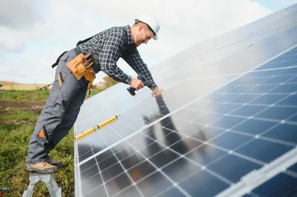 Manlig Arbetare Uniform Utomhus Med Solbatterier Solig Dag — Stockfoto