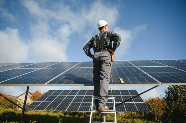 太陽光発電所の労働者は パネルの状態をチェック — ストック写真