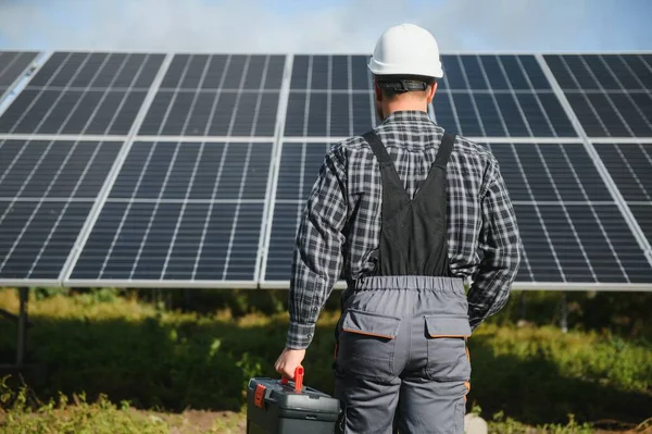 Hombre Trabajador Uniforme Aire Libre Con Baterías Solares Día Soleado — Foto de Stock