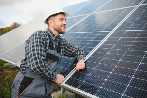 Men Technicians Installing Photovoltaic Solar Moduls Concept Alternative Renewable Energy — Stock Photo, Image