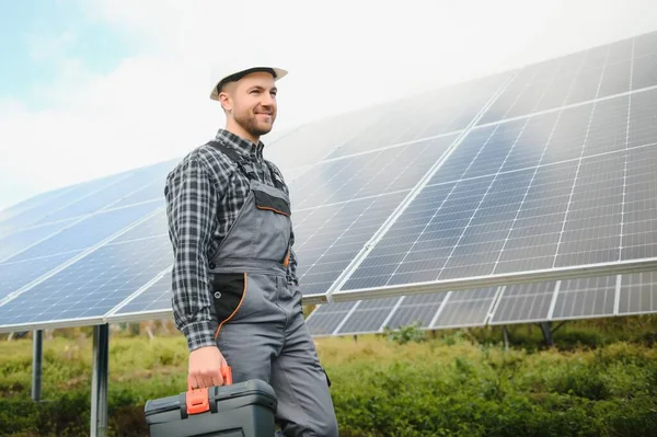 Especialista Está Inspecionando Qualidade Batterys Solar Trabalhador Uniforme Capacete Com — Fotografia de Stock