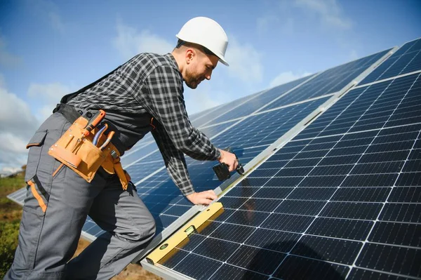 Mężczyźni Instalują Fotowoltaiczne Moduły Słoneczne Pojęcie Energii Alternatywnej Odnawialnej — Zdjęcie stockowe